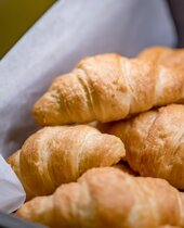 Croissants beim Frühstücksbuffet im Bistro Alpina Seefeld