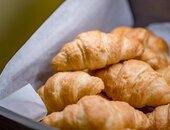 Croissants beim Frühstücksbuffet im Bistro Alpina Seefeld