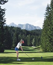 Frau beim Golfspielen in Seefeld-Reith