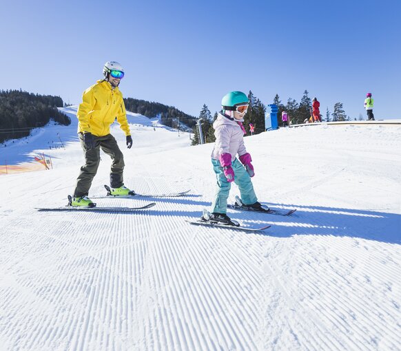 Familie beim Skifahren in Seefeld