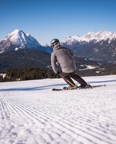 Mann beim Skifahren in Seefeld