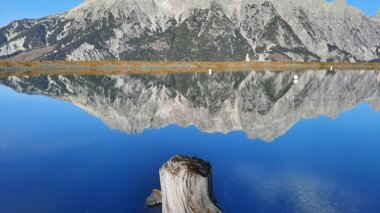 Berge spiegeln sich im Wasser | © Sabine Hechenberger