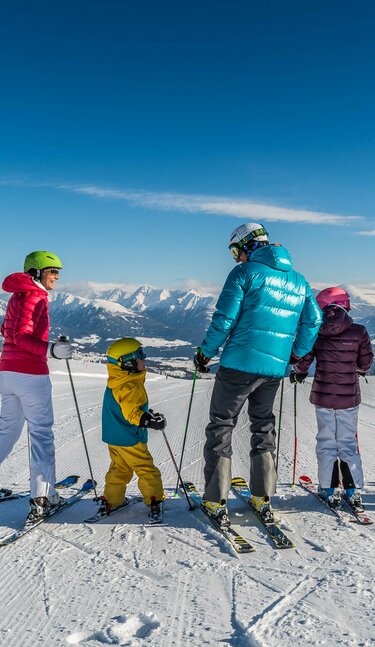 Familie beim Skifahren in Mariapfarr