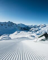 Mann beim Skifahren in Obertauern