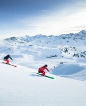 Paar beim Skifahren in Obertauern