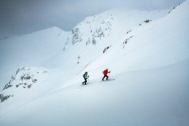 Paar beim Skitourengehen in Obertauern