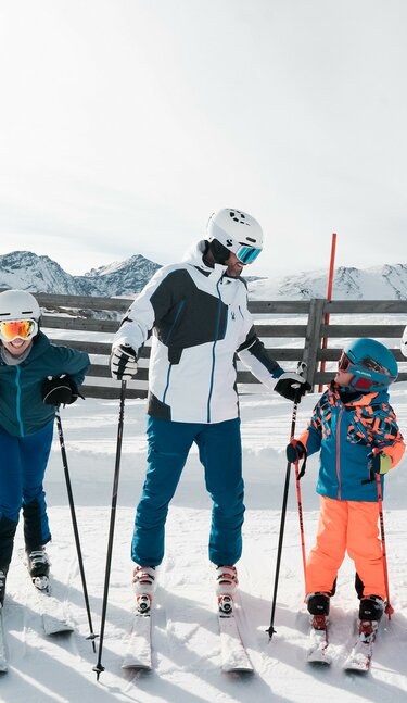 Familie beim Skifahren in Mariapfarr