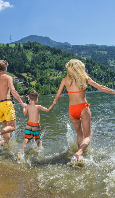 Familie beim Schwimmen im Zeller See