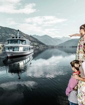 Familie bestaunt ein Schiff am Zeller See