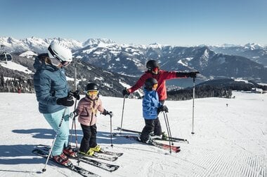 Familie beim Skifahren in Zell am See