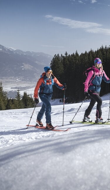 Paar beim Skitourengehen am Maiskogel