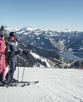 Paar beim Skifahren auf der Schmittenhöhe