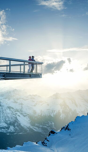 Paar auf Aussichtsplattform am Kitzbüheler Horn im Winter