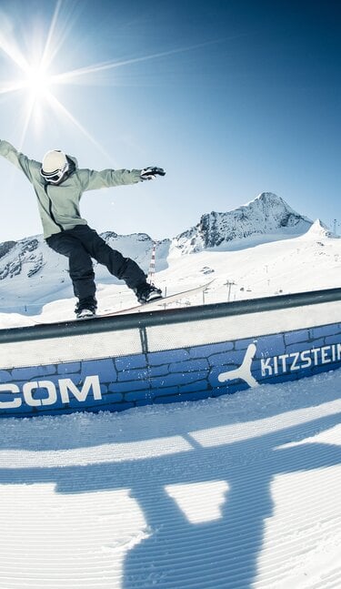 Skifahrer im Snowpark am Kitzsteinhorn