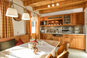 Küche und Esstisch in der Hagan Lodge Altaussee