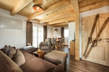 Wohnzimmer und Esstisch in der Hagan Lodge Altaussee