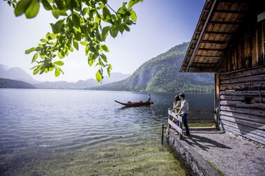 Paar genießt Wein am See