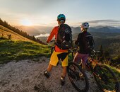 Paar beim Radfahren bei Sonnenuntergang