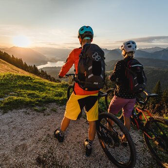 Paar beim Radfahren bei Sonnenuntergang