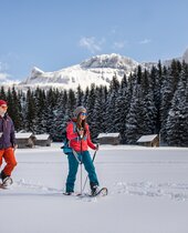 Paar beim Schneeschuhwandern in Altaussee