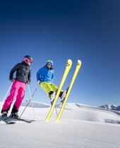 Paar beim Skifahren am Loser