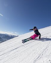 Frau beim Skifahren am Loser