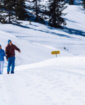 Paar beim Winterwandern in Mühlbach am Hochkönig