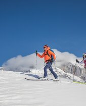Gruppe beim Skitourengehen in Mühlbach am Hochkönig