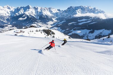 Paar beim Skifahren in Mühlbach am Hochkönig