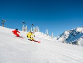Paar beim Skifahren im Skigebiet Hochkönig