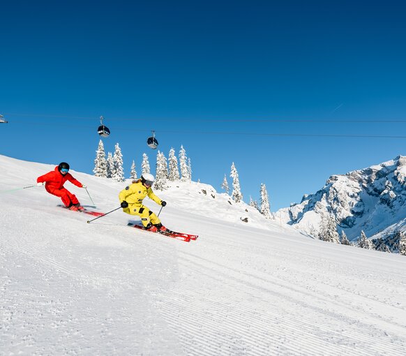 Paar beim Skifahren im Skigebiet Hochkönig