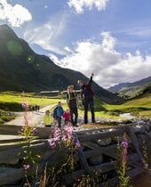 Familie beim Wandern in Osttirol