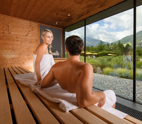 Paar entspannt in der Sauna der Alpentherme Gastein
