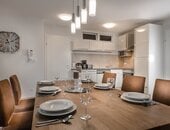 Esstisch und Küche in der Residence Bad Hofgastein