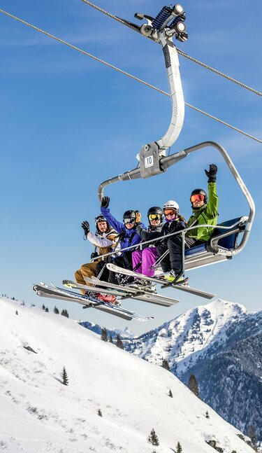 Gruppe beim Skifahren in Gastein