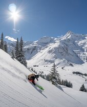 Mann beim Skifahren in Gastein