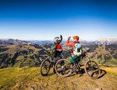 Mountainbiker am Gipfel in Saalbach Hinterglemm