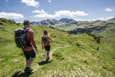 Paar beim Wandern in Saalbach Hinterglemm