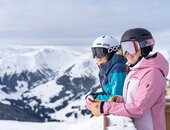 Gruppe beim Skifahren in Saalbach
