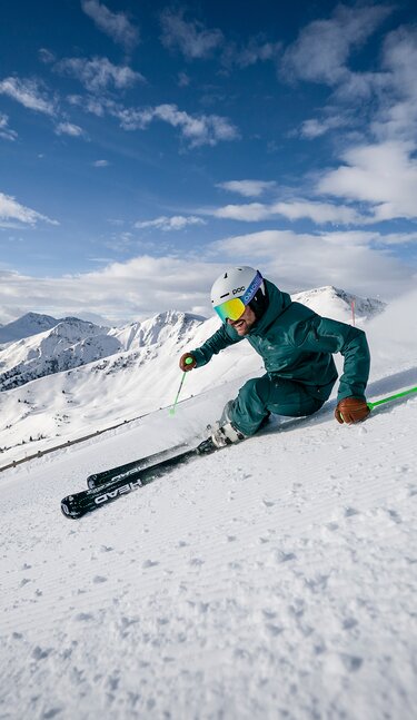 Mann beim Skifahren in Saalbach Hinterglemm