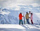 Gruppe beim Skifahren in Saalbach