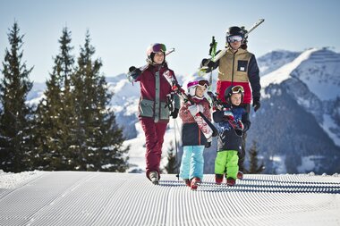 Familie beim Skifahren in Saalbach