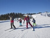 Familie beim Skifahren in Saalbach