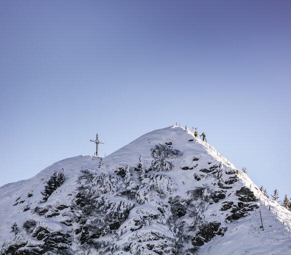 Skitour auf einen Gipfel in Tirol